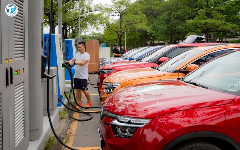 Sử dụng trạm sạc xe điện VinFast chi phí vận hành vẫn được đánh giá là tiết kiệm hơn đáng kể
